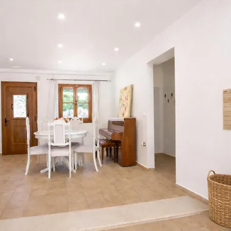 Wine & Vineyard Retreat Emarmene Holiday home *