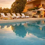 Wine & Vineyard Retreat Emarmene Feriehus *