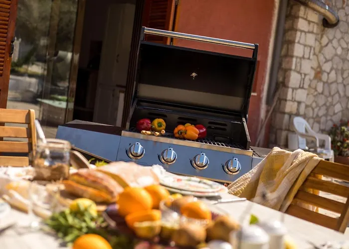 Wine & Vineyard Retreat Emarmene بيت للعطل