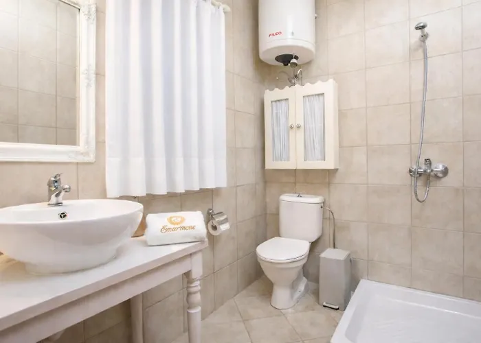 Wine & Vineyard Retreat Emarmene בית נופש