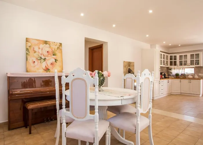 Wine & Vineyard Retreat Emarmene בית נופש