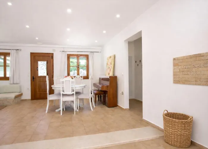 Wine & Vineyard Retreat Emarmene בית נופש *